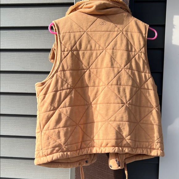 Women’s  Tan Quilted Vest - Picture 6 of 9